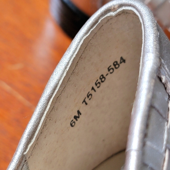 Gold Leather Trotters BNWOT - Picture 5 of 6